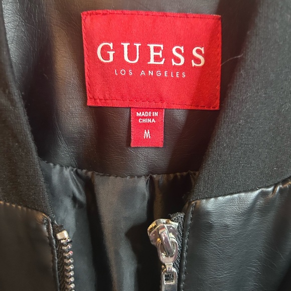 28. Guess jacket. Size M 100% polyester - Picture 2 of 3
